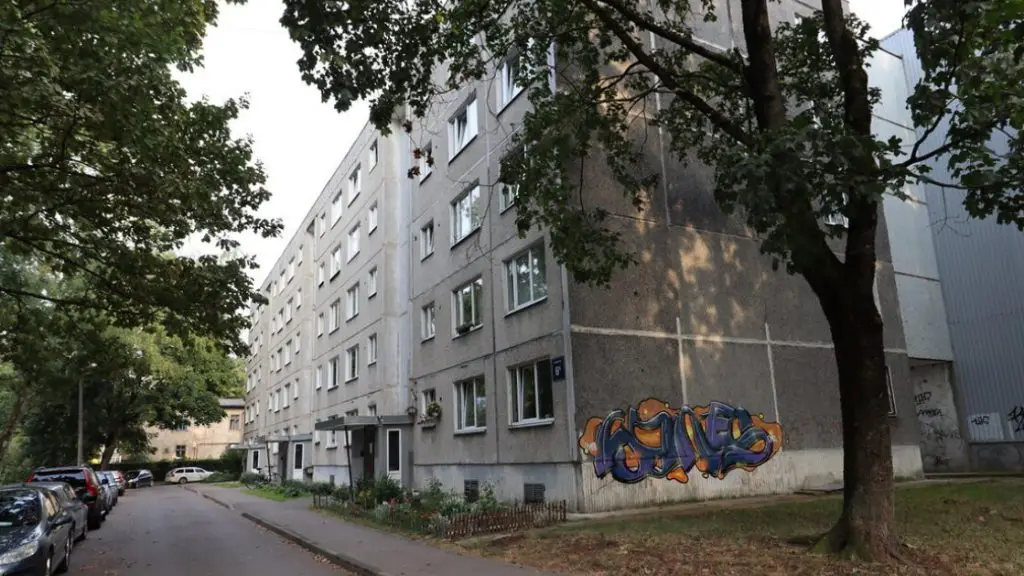 Videonovērošanas IP kameras uz daudzdzivokļu mājas